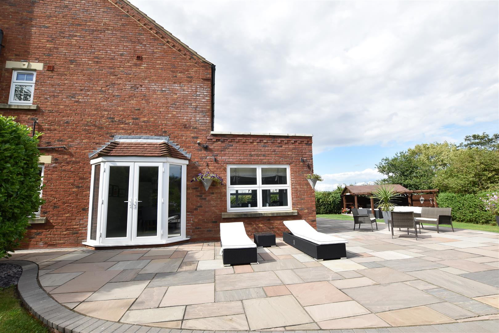 LARGE TERRACE AREA